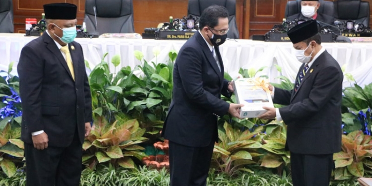 Ketua Badan Pemeriksa Keuangan (BPK) Republik Indonesia (RI) Agung Firman Sampurna menyerahkan langsung laporan hasil pemeriksaan LPKD Provinsi Gorontalo, Jumat (11/6/2021). (Kominfo Provinsi Gorontalo)