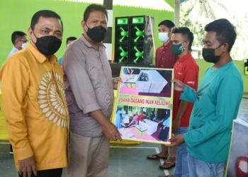 Wakil Bupati Gorontalo Hendra S Hemeto saat memberikan bantuan kepada salah satu UMKM di Desa Olimohulo Kecamatan Asparaga, Kamis (10/6/2021). Istimewa.