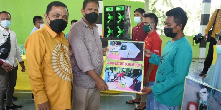 Wakil Bupati Gorontalo Hendra S Hemeto saat memberikan bantuan kepada salah satu UMKM di Desa Olimohulo Kecamatan Asparaga, Kamis (10/6/2021). Istimewa.