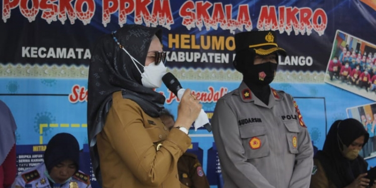 Wakil Bupati Bone Bolango, Merlan S. Uloli saat menghimbau masyarakat menerapkan protokol kesehatan dan melakukan vaksinasi di Posko PPKM Desa Helumo Kecamatan Suwawa (foto Irul/Kominfo)