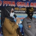 Wakil Bupati Bone Bolango, Merlan S. Uloli saat menghimbau masyarakat menerapkan protokol kesehatan dan melakukan vaksinasi di Posko PPKM Desa Helumo Kecamatan Suwawa (foto Irul/Kominfo)
