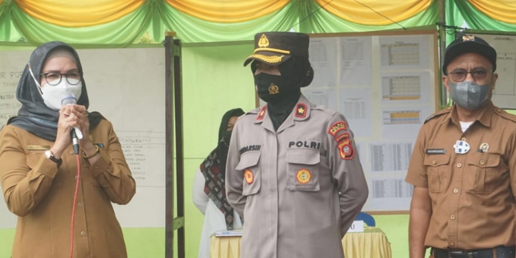 Wakapolres Bone Bolango Kompol Sudarsih bersama Wakil Bupati Bone Bolango Merlan S. Uloli dan Pemerintah Desa Tanggilingo saat mengedukasi masyarakat pentingnya penerapan protokol kesehatan (foto Onal/Prokopim)