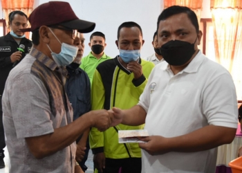 Wakil Bupati Gorontalo Hendra S Hemeto saat menyerahkan Bantuan Kesalahsatu Masyarakat di Kecamatan Bongomeme, Jum'at (11/6/2021). Istimewa
