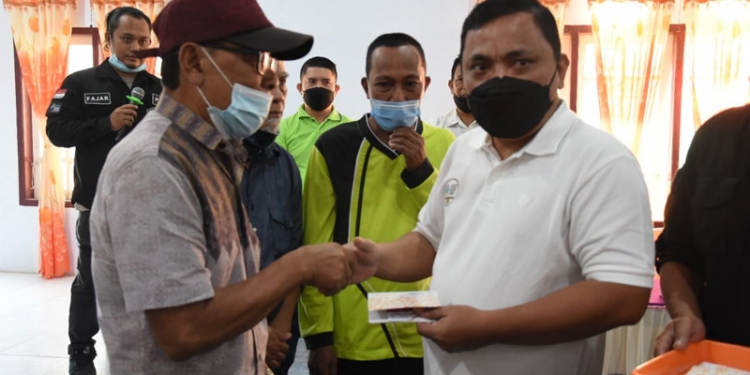 Wakil Bupati Gorontalo Hendra S Hemeto saat menyerahkan Bantuan Kesalahsatu Masyarakat di Kecamatan Bongomeme, Jum'at (11/6/2021). Istimewa