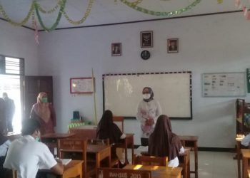 Wakil Bupati Bone Merlan S. Uloli saat memonitoring pembelajaran tatap muka di SMP 1 Tilongkabila (Indra/Gopos)