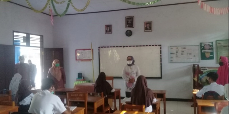 Wakil Bupati Bone Merlan S. Uloli saat memonitoring pembelajaran tatap muka di SMP 1 Tilongkabila (Indra/Gopos)