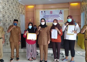 Wakil Bupati Bone Bolango Merlan S. Uloli saat meninjau pelayanan administrasi kependudukan di Desa Tanggilingo. (Foto Istimewa)