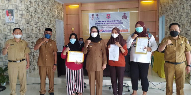 Wakil Bupati Bone Bolango Merlan S. Uloli saat meninjau pelayanan administrasi kependudukan di Desa Tanggilingo. (Foto Istimewa)