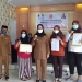 Wakil Bupati Bone Bolango Merlan S. Uloli saat meninjau pelayanan administrasi kependudukan di Desa Tanggilingo. (Foto Istimewa)