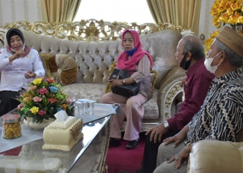 Wakil Bupati Pohuwato, Suharsi Igrisa, saat menerima kunjungan dari Komisi Daerah (Komda) Lansia Gorontalo, Rabu (9/6/2021). (foto/humas).