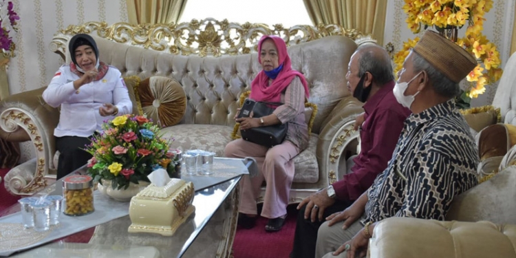 Wakil Bupati Pohuwato, Suharsi Igrisa, saat menerima kunjungan dari Komisi Daerah (Komda) Lansia Gorontalo, Rabu (9/6/2021). (foto/humas).