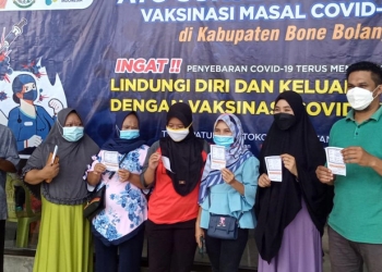Warga Desa Bulotalangi Timur, Kecamatan Bulango Timur, mengikuti vaksinasi massal, Rabu (30/6/2021). (Mahmud/gopos)