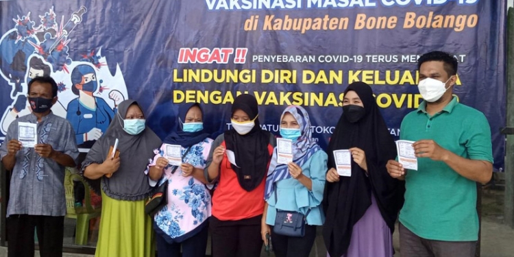 Warga Desa Bulotalangi Timur, Kecamatan Bulango Timur, mengikuti vaksinasi massal, Rabu (30/6/2021). (Mahmud/gopos)