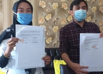 Ketua Komisi Pemilihan Umum (KPU) Bone Bolango, Adnan Berahim bersama Kepala SMAN Suwawa menandatangani kerja sama PDPB, Rabu (9/6/2021) (isitmewa)