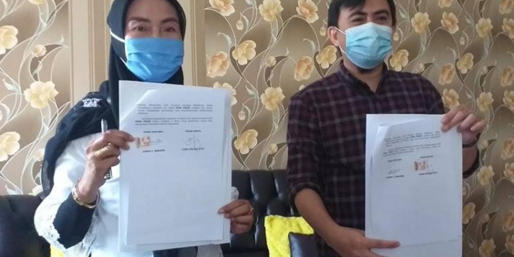 Ketua Komisi Pemilihan Umum (KPU) Bone Bolango, Adnan Berahim bersama Kepala SMAN Suwawa menandatangani kerja sama PDPB, Rabu (9/6/2021) (isitmewa)