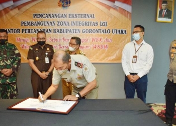 Penandatanganan  pakta integritas pada Pencanangan Eksternal Pembangunan Zona Integritas di Saronde Hall Hotel Aston Kota Gorontalo, Senin (14/6/2021).