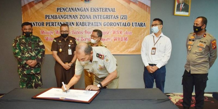 Penandatanganan  pakta integritas pada Pencanangan Eksternal Pembangunan Zona Integritas di Saronde Hall Hotel Aston Kota Gorontalo, Senin (14/6/2021).
