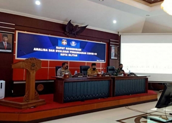 Wali Kota Blitar Santoso (tengah), dalam Rakor Anev Penanganan Covid-19, di Ruang Sasana Adi Praja, Senin (14/6/2021).