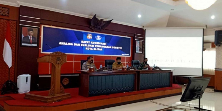 Wali Kota Blitar Santoso (tengah), dalam Rakor Anev Penanganan Covid-19, di Ruang Sasana Adi Praja, Senin (14/6/2021).