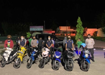 Para remaja pelaku balap liar, beserta barang bukti sepeda motor saat diamankan di Polres Bone Bolango. (Foto: Istimewa)