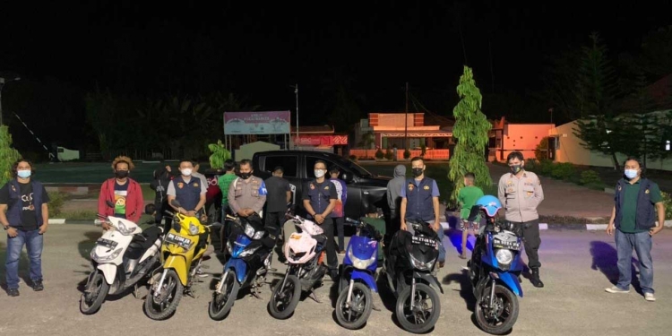 Para remaja pelaku balap liar, beserta barang bukti sepeda motor saat diamankan di Polres Bone Bolango. (Foto: Istimewa)