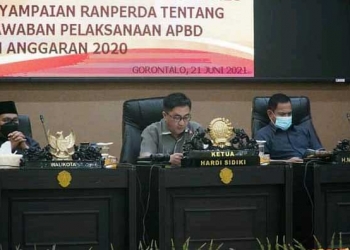 Marten Taha, Walikota Gorontalo (Kiri), Hardi Sidiki, Ketua DPRD Kota Gorontalo sedang memimpin jalannya rapat paripurna (Tengah), Mohammad Rivai Bukusu, Wakil Ketua DPRD Kota Gorontalo (tengah). (Foto: Humas Dekot)