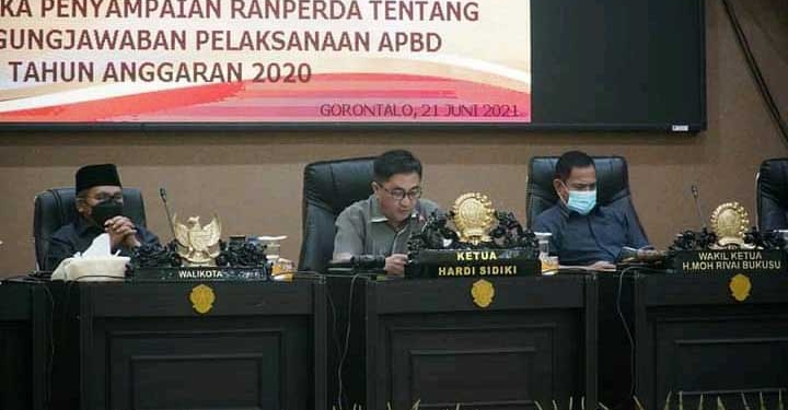 Marten Taha, Walikota Gorontalo (Kiri), Hardi Sidiki, Ketua DPRD Kota Gorontalo sedang memimpin jalannya rapat paripurna (Tengah), Mohammad Rivai Bukusu, Wakil Ketua DPRD Kota Gorontalo (tengah). (Foto: Humas Dekot)