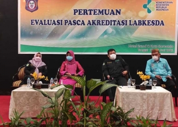EVALUASI AKREDITASI -  dr. Yana Yanti Suleman, Kepala Dinas Kesehatan Provinsi Gorontalo, sedang memberi sambutan pada pertemuan evaluasi akreditasi Labsekda, Kamis, (17/6/2021). (Foto: Tim Infokom/Dinkes)