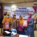 Kepala Dinas Kesehatan Provinsi Gorontalo, dr. Yana Yanti Suleman, sedang menyerahkan hadiah kepada petugas Puskesmas Dumbo Raya. Sebagai pemenang kategori layanan HIV dengan cakupan tes populasi kunci terbanyak, Rabu (3/6/2021). (Foto: Tim Infokom Dinkes)