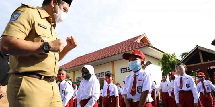 Bupati Bone Bolango Hamim Pou, saat meninjau pembelajaran tatap muka di SDN 3 Bulango Timur. (Foto: Adit/Prokopim)