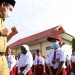Bupati Bone Bolango Hamim Pou, saat meninjau pembelajaran tatap muka di SDN 3 Bulango Timur. (Foto: Adit/Prokopim)