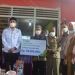 Bupati Bone Bolango Hamim Pou, saat menyerahkan santunan JKM BPJS Ketenagakerjaan kepada ahli waris dari almarhumah Sarah Djafar sebesar Rp42.000.000, pada acara doa arwah ke-40 hari atas meninggalnya almarhumah, di Desa Langge, Kecamatan Tapa. (Foto AKP/Kominfo)