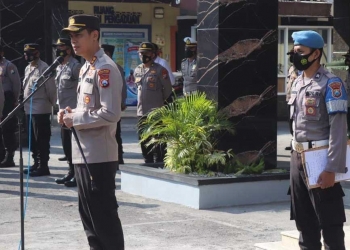 Kapolres Tulungagung, AKBP Handono Subiakto saat menyampaikan arahan penanganan Covid-19, di Halaman Mako Polres Tulungagung, Senin (14/6/2021). (Foto: humas Polres Tulungagung)