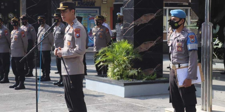 Kapolres Tulungagung, AKBP Handono Subiakto saat menyampaikan arahan penanganan Covid-19, di Halaman Mako Polres Tulungagung, Senin (14/6/2021). (Foto: humas Polres Tulungagung)