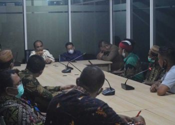 Ketua Komisi 1 DPRD Kabupaten Gorontalo  Syarifuddin Bani dan Kepala Desa Sukamaju Halid Saleh beserta jajaran Anggota DPRD dan Masyarakat Desa Sukamaju Kacamatan Mootilango saat melakukan rapat di Ruang Rapat Dulohupa DPRD Kabupaten Gorontalo, Selasa (15/6/2021). (Foto: Putra/Gopos)