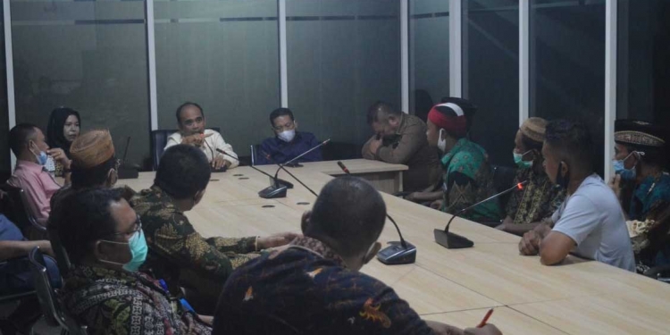Ketua Komisi 1 DPRD Kabupaten Gorontalo  Syarifuddin Bani dan Kepala Desa Sukamaju Halid Saleh beserta jajaran Anggota DPRD dan Masyarakat Desa Sukamaju Kacamatan Mootilango saat melakukan rapat di Ruang Rapat Dulohupa DPRD Kabupaten Gorontalo, Selasa (15/6/2021). (Foto: Putra/Gopos)