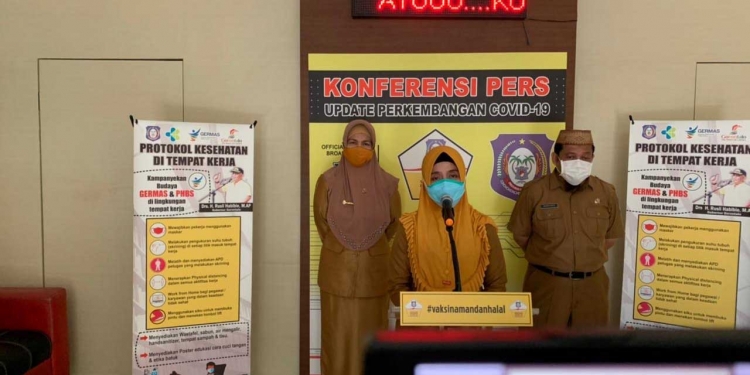 dr. Yana Yanti Suleman, Kepala Dinas Kesehatan Provinsi Gorontalo, sedang menyampaikan jumlah kasus Covid-19 baru di Gorontalo, melalui konferensi pers. Senin, (21/6/2021). Foto : (Tim Infokom Dinkes)