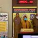 dr. Yana Yanti Suleman, Kepala Dinas Kesehatan Provinsi Gorontalo, sedang menyampaikan jumlah kasus Covid-19 baru di Gorontalo, melalui konferensi pers. Senin, (21/6/2021). Foto : (Tim Infokom Dinkes)