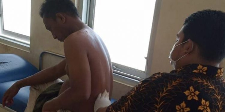 Korban penikaman saat mendapat perawatan medis di rumah sakit Toto, Bone Bolango. (istimewa)