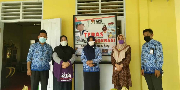 Pemutakhiran Data Pemilih Berkelanjutan (PDPB), Sosialisasi dan Pendidikan Pemilih di tingkat Sekolah, Kamis (17/6/2021) di SMK N 1 Bone Raya. (Foto: Muhajir/Gopos)