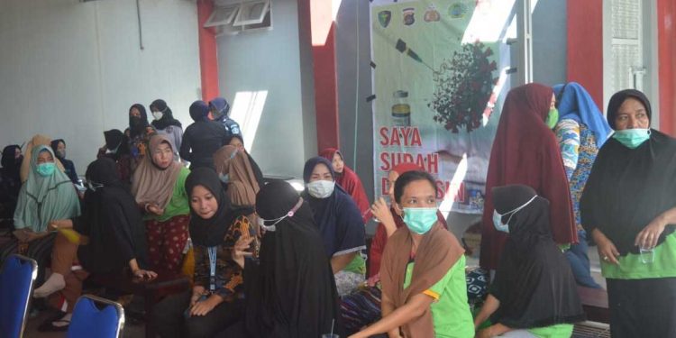 VAKSINASI MASSAL - Sejumlah warga binaan Lapas Perempuan Kelas III Gorontalo menjalani vaksinasi Covid-19. (Foto: Putra/Gopos)