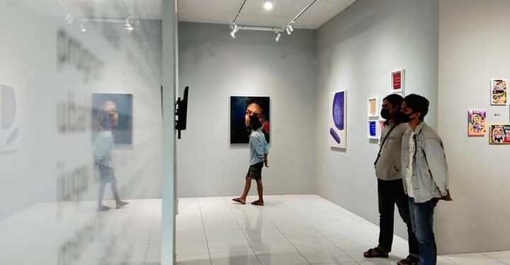 Pengunjung RuangDalam Art House, yang sedang menikmati karya dari para seniman Gorontalo. (Foto: Istimewa)