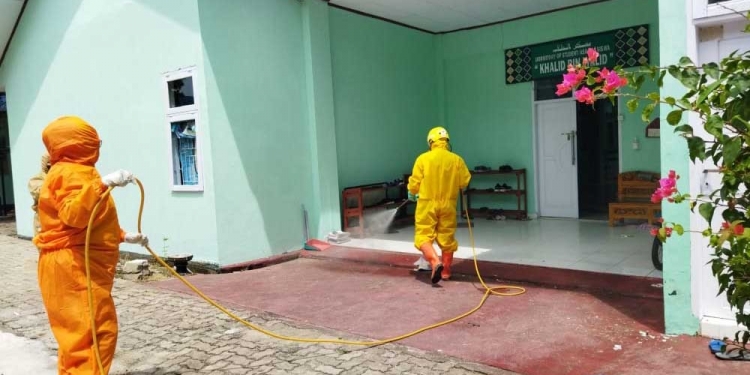 Proses penyemprotan disinfektan di lingkungan MAN Insan Cendekia Gorontalo, oleh Satgas Kabupaten Bone Bolango dibantu dengan Satgas Provinsi Gorontalo, PMI Gorontalo, dan PMI Bone Bolango. (Foto Istimewa)
