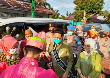 Penyambutan menteri Desa, PDT, dan Transmigrasi oleh masyarakat Gorontalo Utara. (Foto: Isno/Gopos)