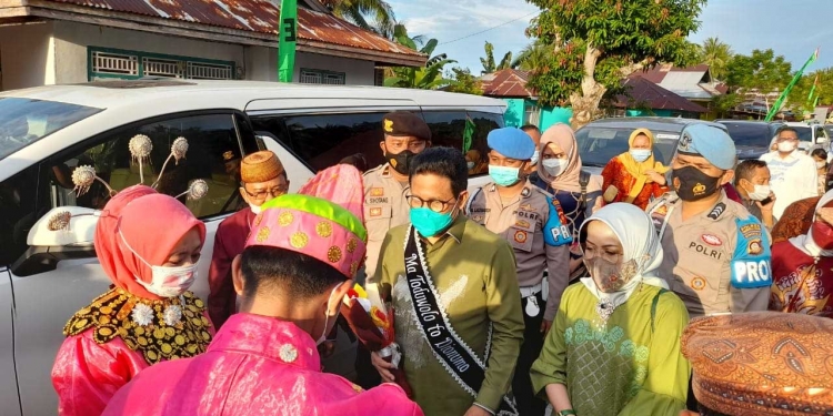 Penyambutan menteri Desa, PDT, dan Transmigrasi oleh masyarakat Gorontalo Utara. (Foto: Isno/Gopos)