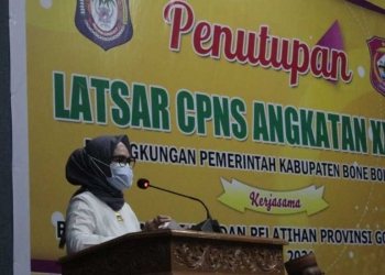 Wakil Bupati Bone Bolango Merlan S. Uloli, saat memberikan sambutan pada penutupan Pelatihan Dasar CPNS Golongan II dan III Kabupaten Bone Bolango. (Foto Irul/Kominfo)
