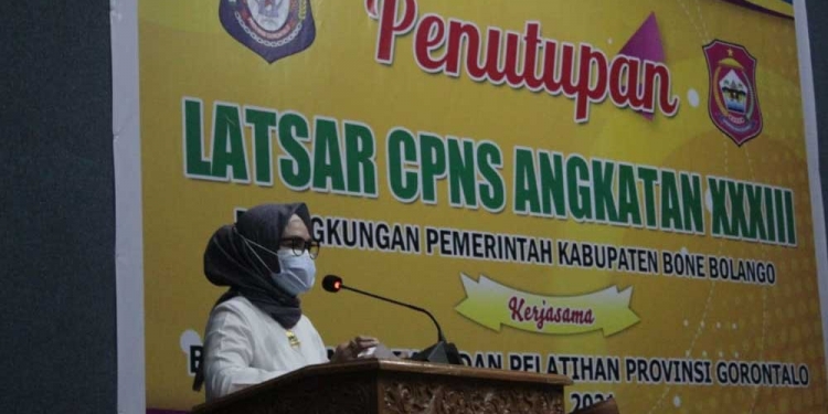 Wakil Bupati Bone Bolango Merlan S. Uloli, saat memberikan sambutan pada penutupan Pelatihan Dasar CPNS Golongan II dan III Kabupaten Bone Bolango. (Foto Irul/Kominfo)