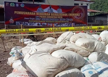 Sebanyak 4,6 ton minuman keras (miras), dimusnahkan oleh Polres Gorontalo Kota. Selasa (29/6/2021). (Foto: Sari/gopos).