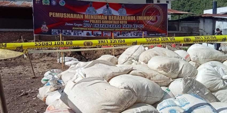 Sebanyak 4,6 ton minuman keras (miras), dimusnahkan oleh Polres Gorontalo Kota. Selasa (29/6/2021). (Foto: Sari/gopos).