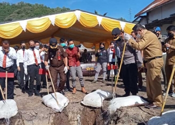 Kapolres Gorontalo Kota AKBP Suka Irawanto bersama Walikota Gorontalo, Marten Taha, beserta seluruh jajaran Forkompinda kota Gorontalo, tengah memusnahkan minuman keras (miras), secara simbolis. Selasa (29/6/2021). (Foto: Sari/gopos)